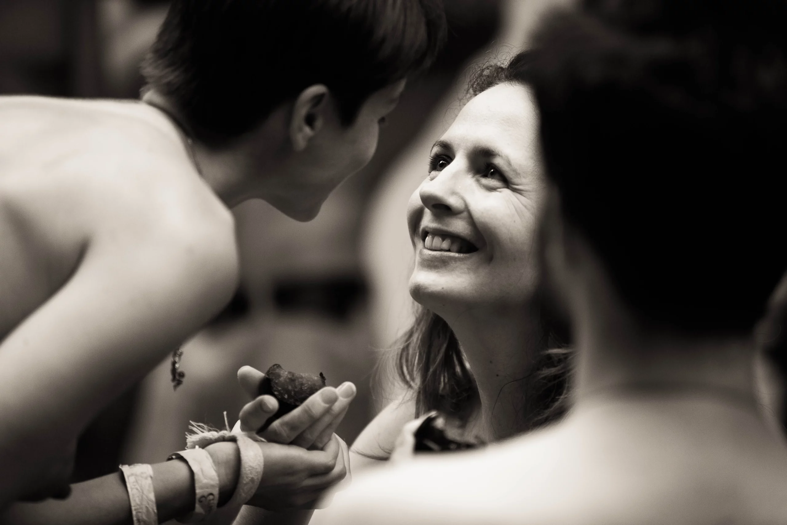 Femme souriante regardant une autre personne