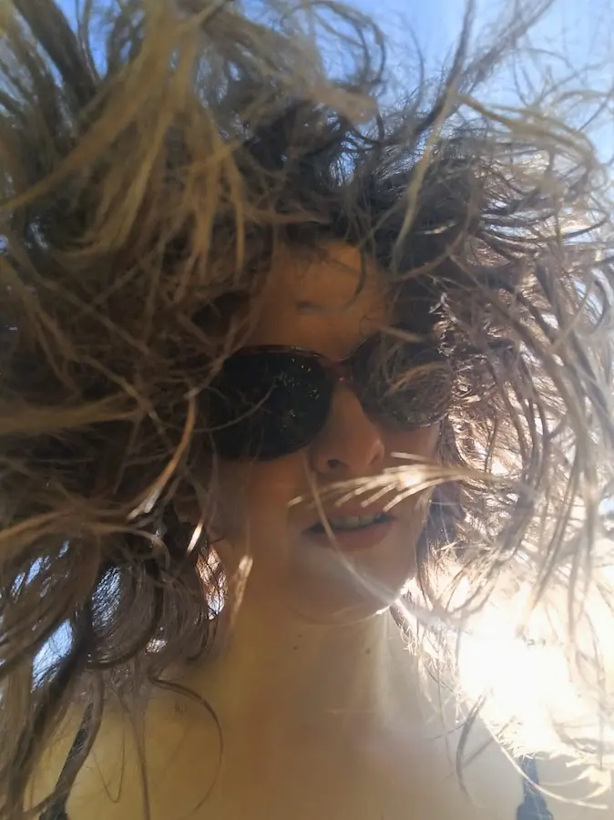 selfie artistique avec cheveux tombant et contre jour