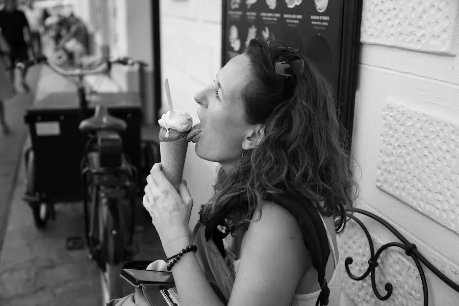 Femme léchant une glace