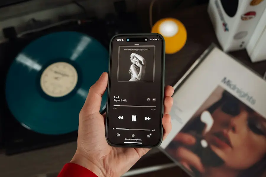Téléphone avec application de musique, vinyl et livre sur la musique