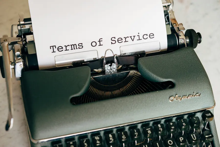 Machine à écrire avec feuille sur laquelle est écrit : terms of service
